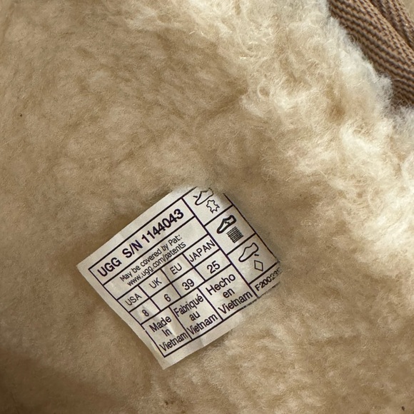 UGG Short Bailey Zip Boots - Picture 6 of 6